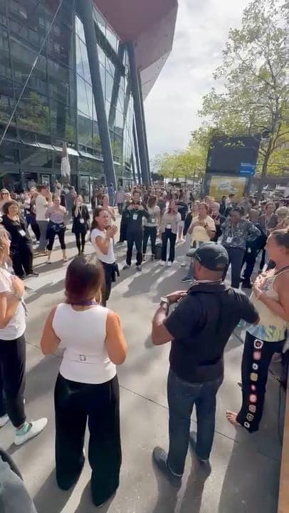 Tony Robbins UWP, Lanxess Arena: visitors experience our work during an active break outside the arena